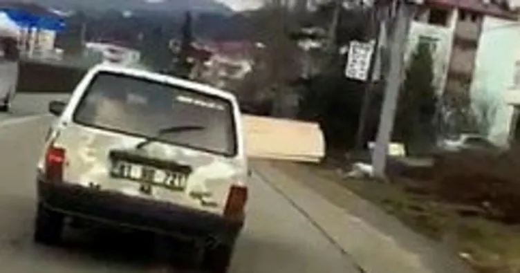 Aracın camından çıkan tahtalar trafiği tehlikeye soktu