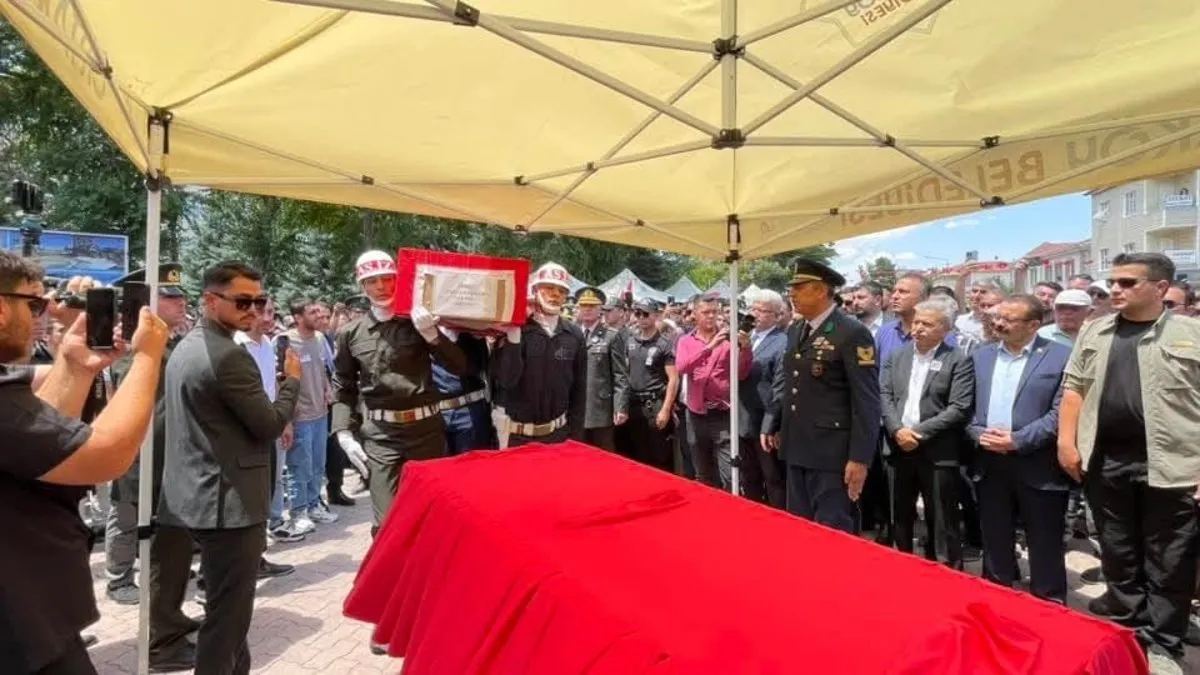 Pençe şehidini son yolculuğuna binlerce kişi uğurladı... ‘Buralar cennet kokuyor’ diyerek büyüttüğü torununun tabutuna sarıldı