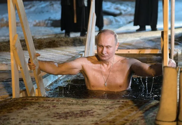 Vladimir Putin buz gibi suya böyle girdi!.