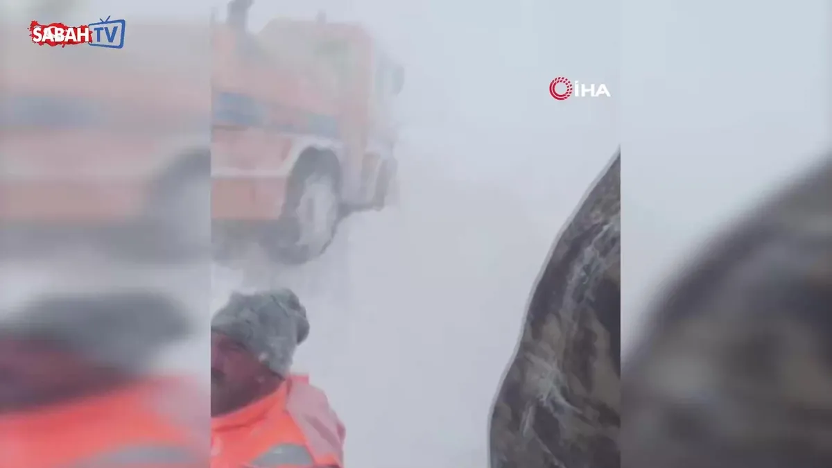 Sahara Geçidi’nde korku dolu anlar: Karayolları ekibinin üzerine çığ düştü! | Video videosunu izle Sahara Geçidi’nde korku dolu anlar: Karayolları ekibinin üzerine çığ düştü! | Video videosunu izle