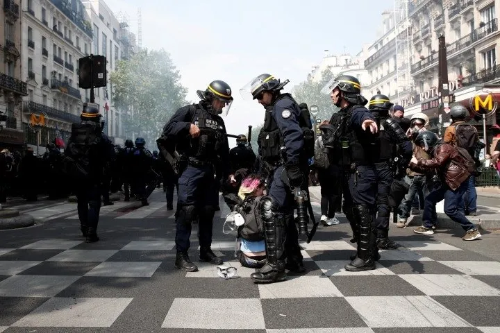 Paris'te sokaklar karıştı! 