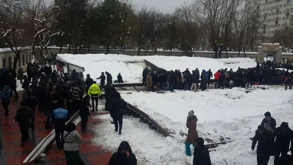 Camide tente çatı çöktü! Ölü ve yaralılar var-2