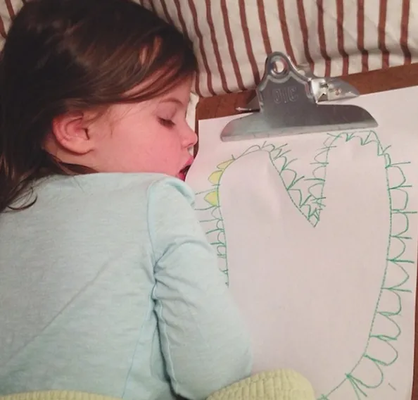 Her gece resim yaparken uyuyakalan minik prenses