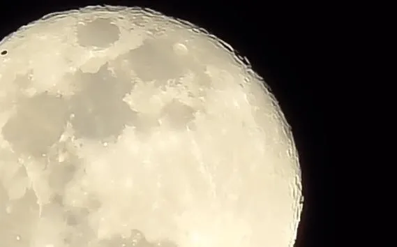 Ay üstündeki siyah disk nedir? UFO olabilir mi?