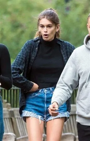 Cindy Crawford’un kızı Kaia Gerber günden güne eriyor