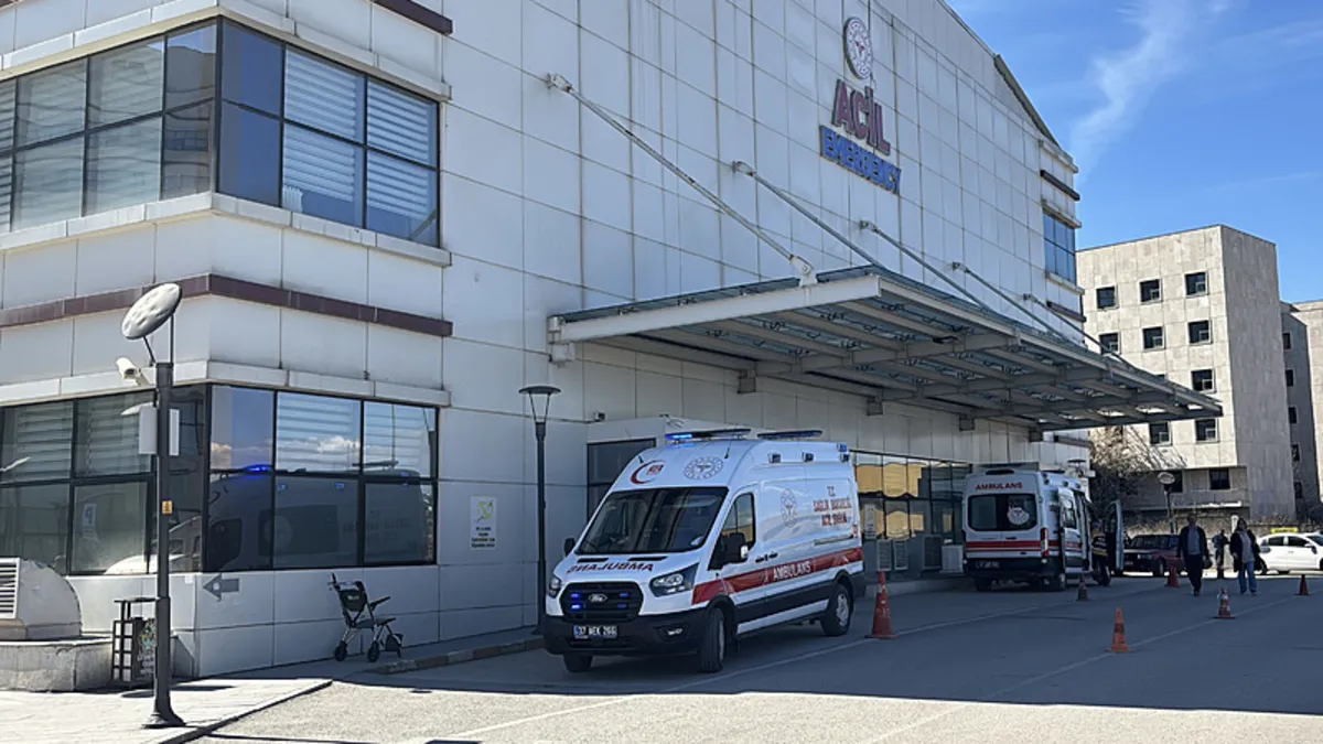 Otomobilin çarptığı 2 lise öğrencisi yaralandı Otomobilin çarptığı 2 lise öğrencisi yaralandı