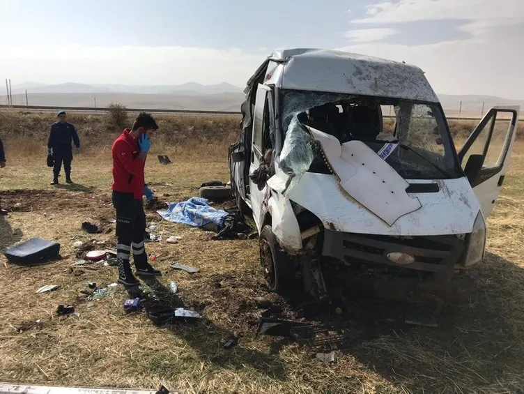 Göçmenleri taşıyan minibüsün şoförü uyudu: 2 ölü, 23 yaralı