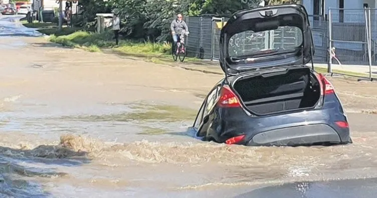 Boru patladı yol çöktü