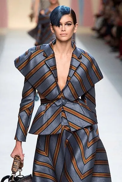 Cindy Crawford'un 18 yaşındaki model kızı Kaia Gerber aşık oldu!
