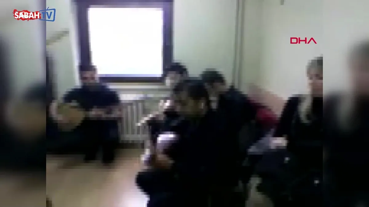 Talihsiz öğretmen 20 yıl önce yarışmaya katılmış! videosunu izle Talihsiz öğretmen 20 yıl önce yarışmaya katılmış! videosunu izle