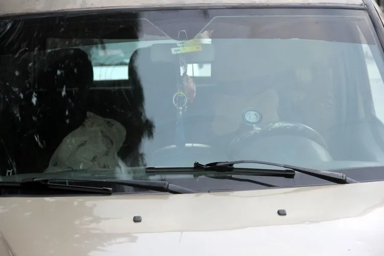 Cenazeyi kefenle aracının koltuğunda taşıyan sürücüye polis müdahale etti