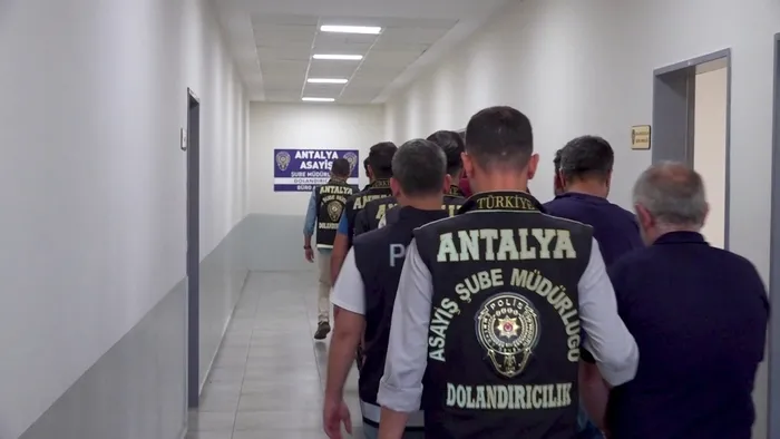 antalyada-dublorlu-730-milyonluk-vurgun-plani-coktu-7-tutuklama-1758625406381.jpg