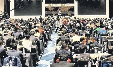 ‘Yabancı düşmanlığı siyaseti zehirliyor’