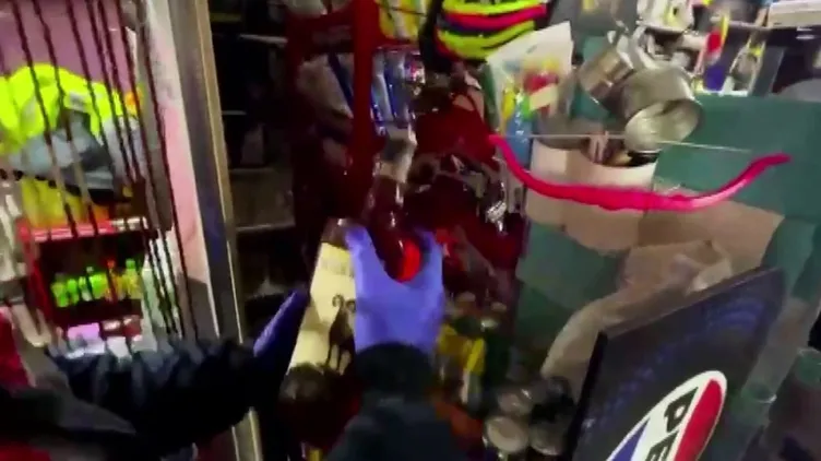 Market rafında şok görüntü: Yiyecek yerine bakın ne çıktı!