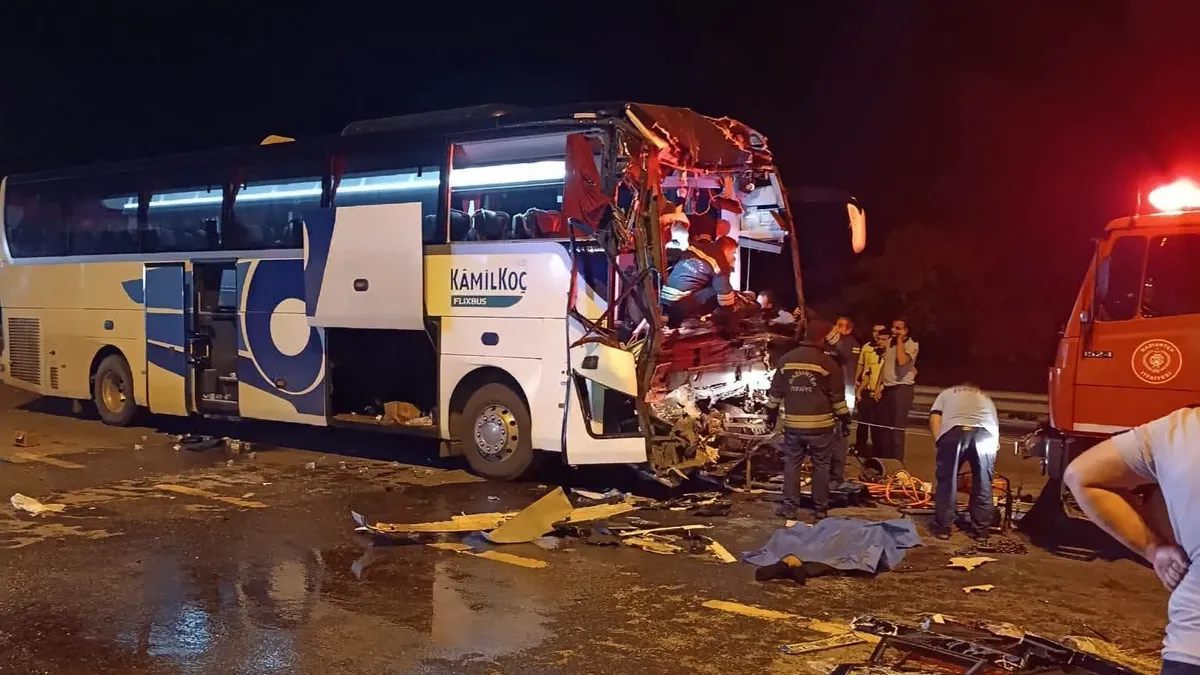 Otobüs TIR'la çarpıştı: 2 ölü, 22 yaralı