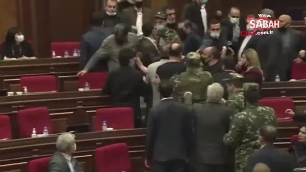 Ermenistan Meclisi'ndeki tekme tokat Azerbaycan tartışması kamerada | Video