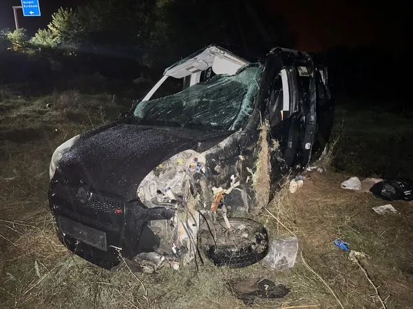trafik-levhalarina-carpip-araziye-uctu-1-olu-4-yarali-1792227444440.jpg