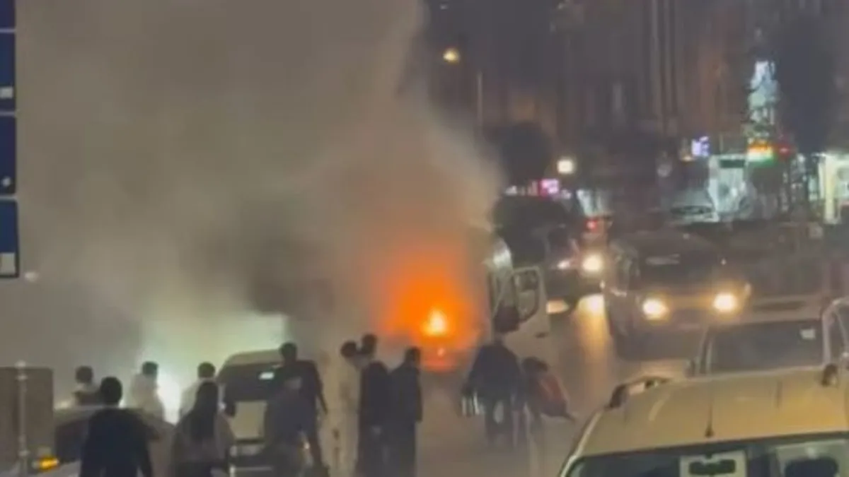 Arnavutköy’de yangın paniği: Seyir halindeki servis aracı alev aldı! Arnavutköy’de yangın paniği: Seyir halindeki servis aracı alev aldı!