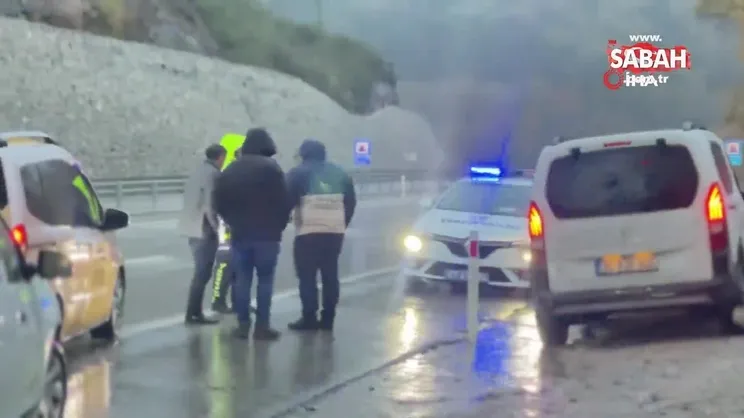 Yoğun kar yağışı Devrek-Mengen yolunu kilitledi