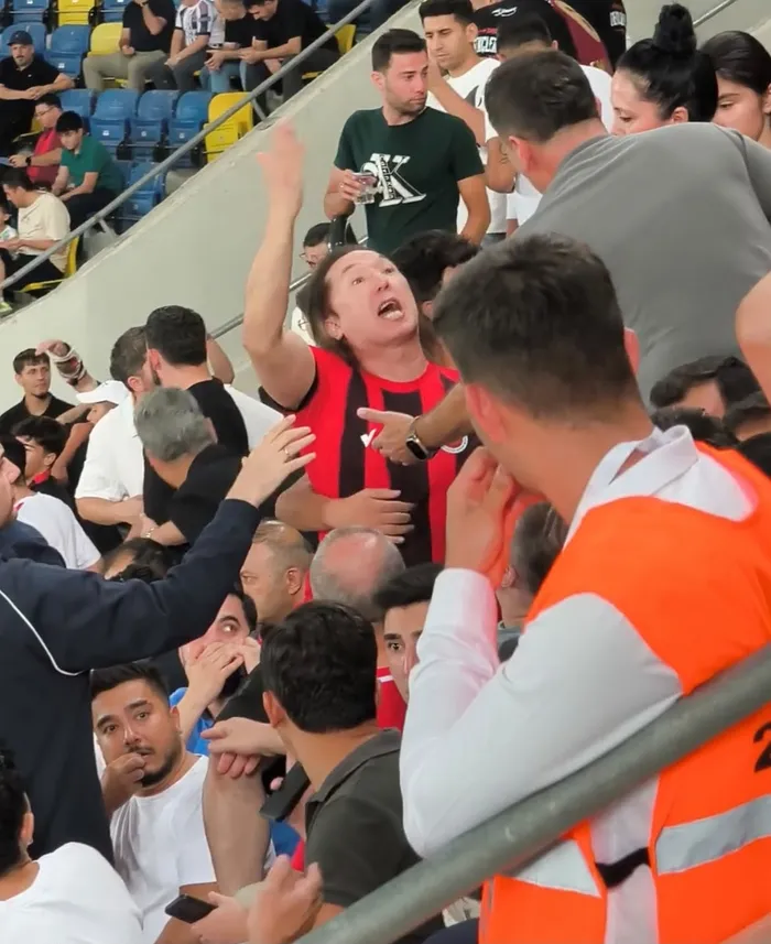 fenerbahce-formali-cocugu-guvenli-bolgeye-goturen-komiser-yardimcisi-yurduseven-yasananlari-anlatti-1786964663329.jpeg