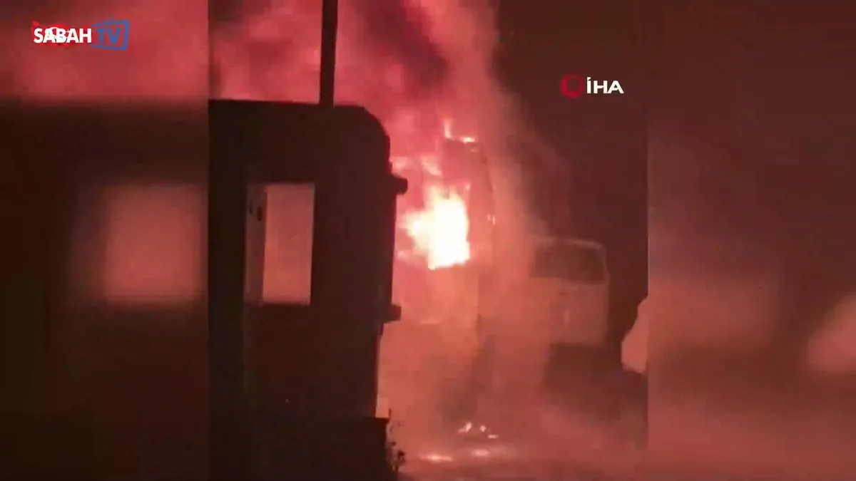 Sarıyer’de alevlere teslim olan servis aracı küle döndü videosunu izle Sarıyer’de alevlere teslim olan servis aracı küle döndü videosunu izle