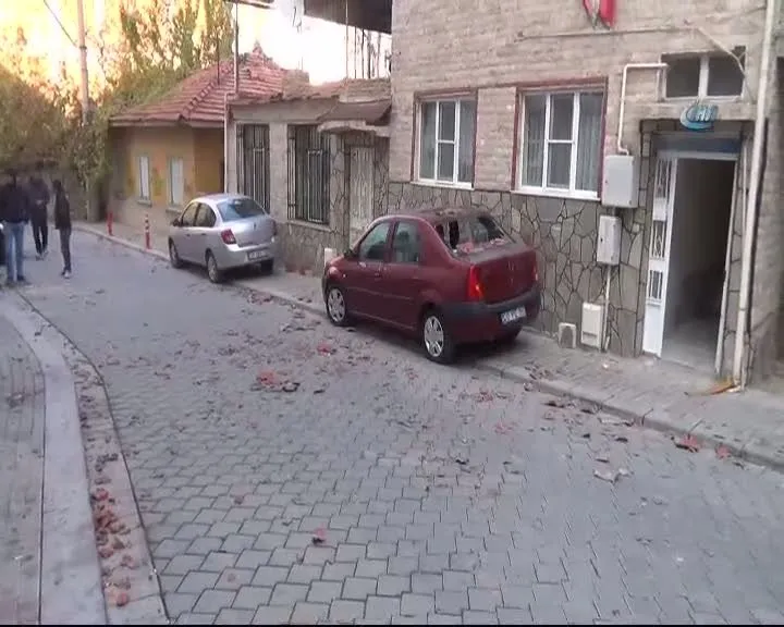 Madde bağımlısı genç mahalleyi harabeye çevirdi