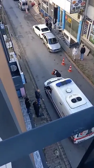 Bunu yapan insan olamaz: Ambulansı yumrukladı çalışanlara saldırdı!