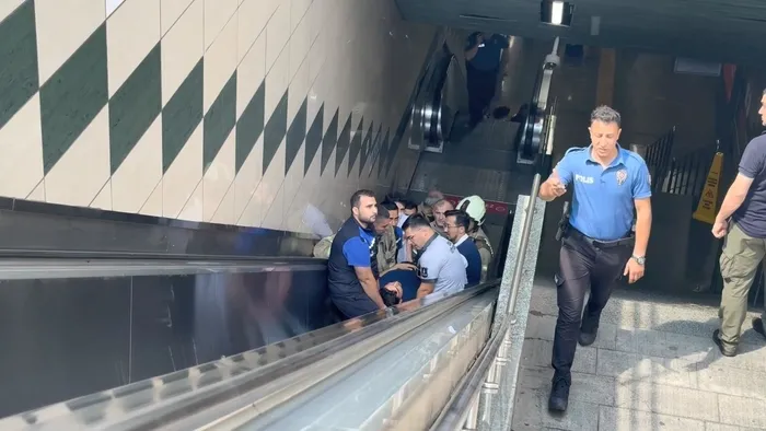 sislide-gorme-engelli-enesin-valiziyle-metro-raylarina-dustugu-anlar-kamerada-1786261741746.jpg