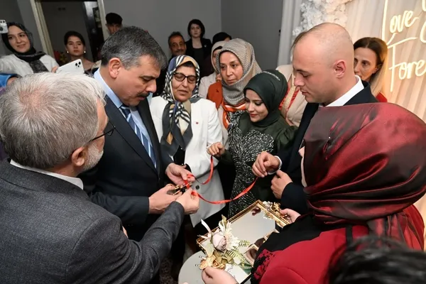 erzurumda-yurek-isitan-nisan-vali-ciftci-anne-ve-babasini-kaybeden-busenin-en-mutlu-gununde-yanindaydi-1745237849974.jpg