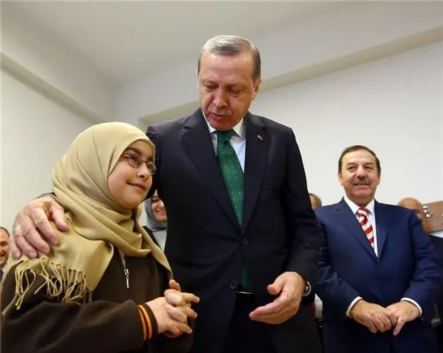 Erdoğan İmam Hatip Lisesini ziyaret etti.