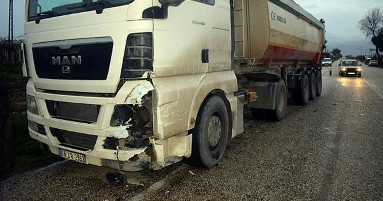 Alaşehir’de otomobil kamyona çarptı: 1 yaralı