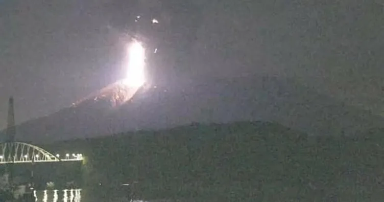 Japonya’nın en aktif yanardağı patladı: Gökyüzü külle kaplandı