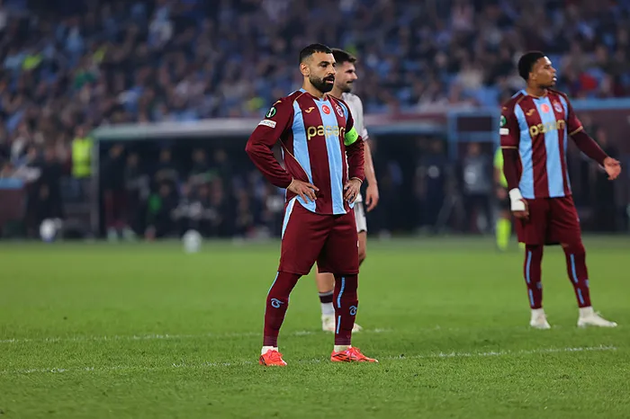 firtina-esti-salah-sov-yapti-trabzonspor-evinde-heartsi-2-0-maglup-etti-1792694939365.jpg