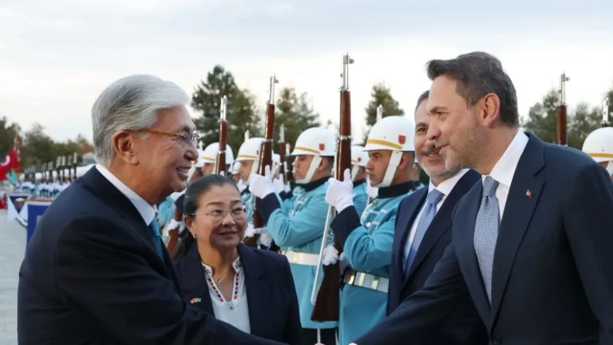 Bakan Bayraktar, Kazakistan Enerji Bakanı Akkenzhenov ile görüştü