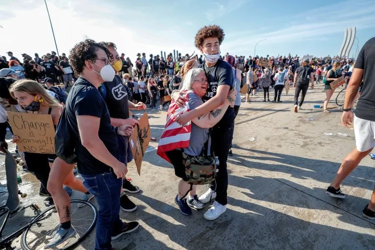 ABD'de öfke kaosa döndü| Washington'da sokağa çıkma yasağı ilan edildi! George Floyd'un öldürülmesinin ardından başlayan protestolarda son dakika gelişmeler...