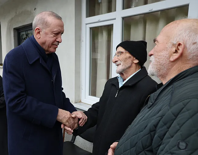 baskan-erdogan-rizede-komsulariyla-bayramlasti-1774192582892.jpeg