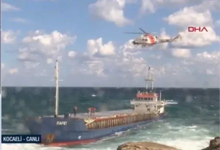 son-dakika-kocaelide-kargo-gemisi-karaya-oturdu-murettebat-helikopterle-kurtariliyor-1758180822862.jpg
