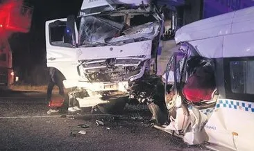 Kamyonla minibüs çarpıştı: 6 ölü #sivas