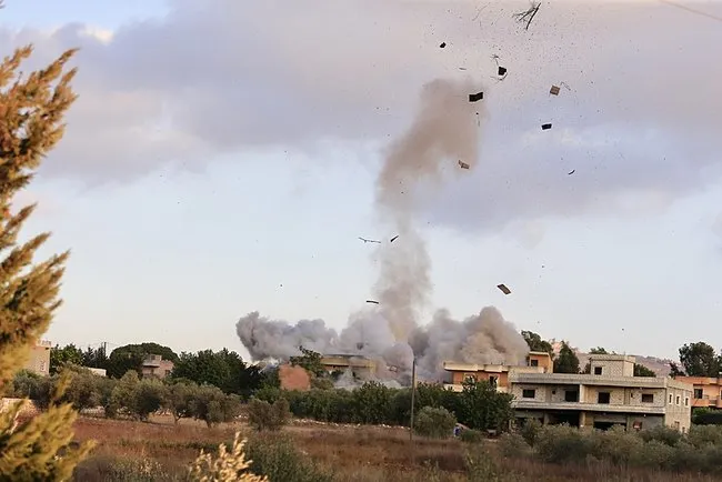 Katil İsrail, Lübnan’ın güneyindeki iki bölgeyi vurdu!