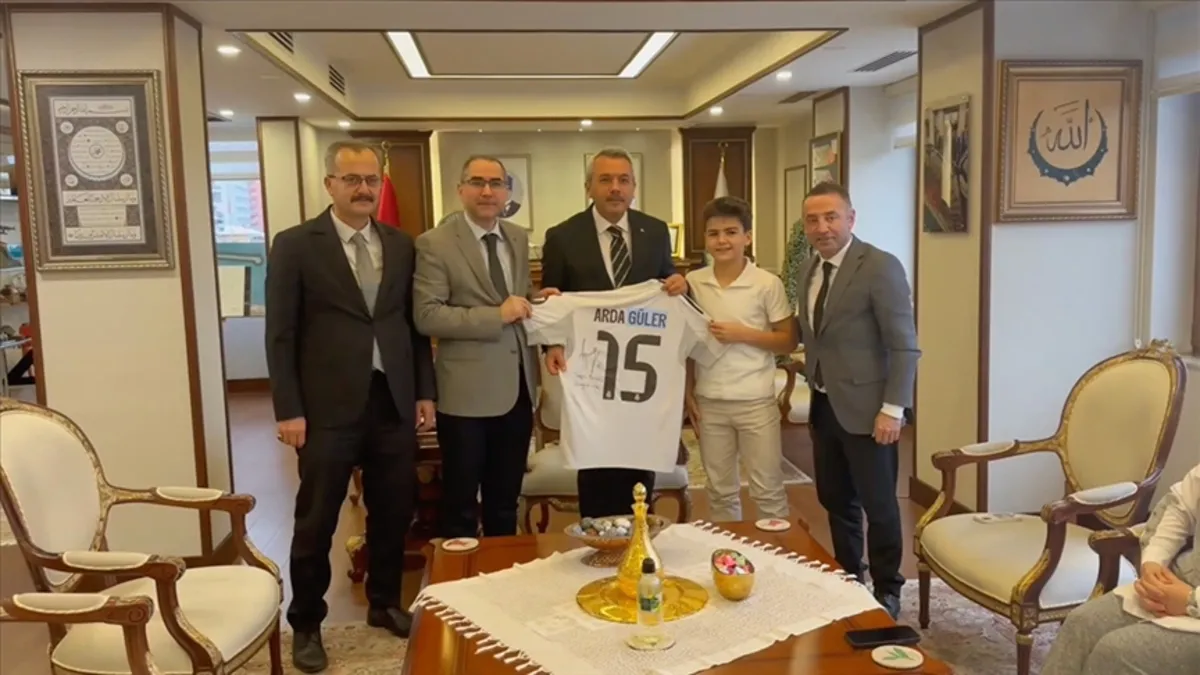 Rizeli Safa, Başkan Erdoğan’dan istediği imzalı Arda Güler formasına kavuştu Rizeli Safa, Başkan Erdoğan’dan istediği imzalı Arda Güler formasına kavuştu