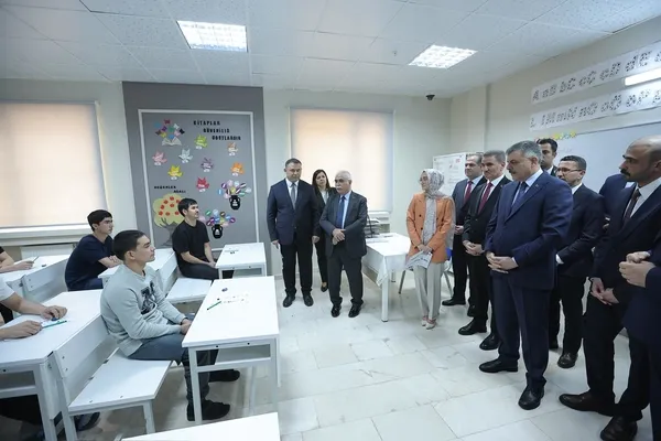 icisleri-bakani-ciftci-askale-geri-gonderme-merkezini-ziyaret-etti-1778838030081.jpg
