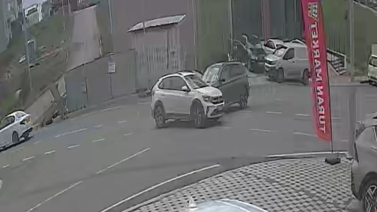 Çarpışan araçlardan biri takla attı, 7 kişi yaralandı: Kaza anı kamerada Çarpışan araçlardan biri takla attı, 7 kişi yaralandı: Kaza anı kamerada