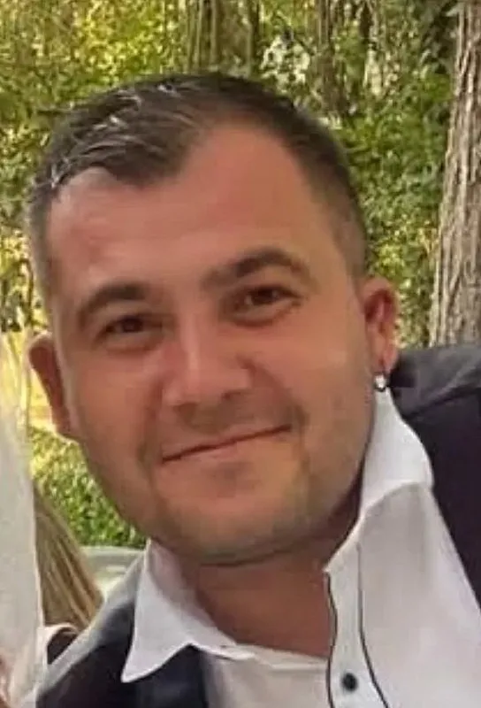 tum-sehir-bu-olayi-konusuyor-genc-teknik-direktor-dugunden-sonra-takilarla-kacti-1752998889332.jpg Tüm şehir bu olayı konuşuyor: Genç teknik direktör düğünden sonra takılarla kaçtı!