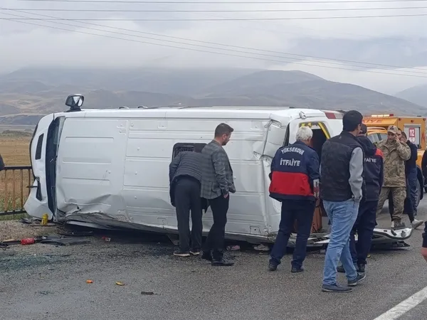 hakkaride-korkutan-kaza-ogrenci-servisi-devrildi-12-yarali-1791809123633.jpg
