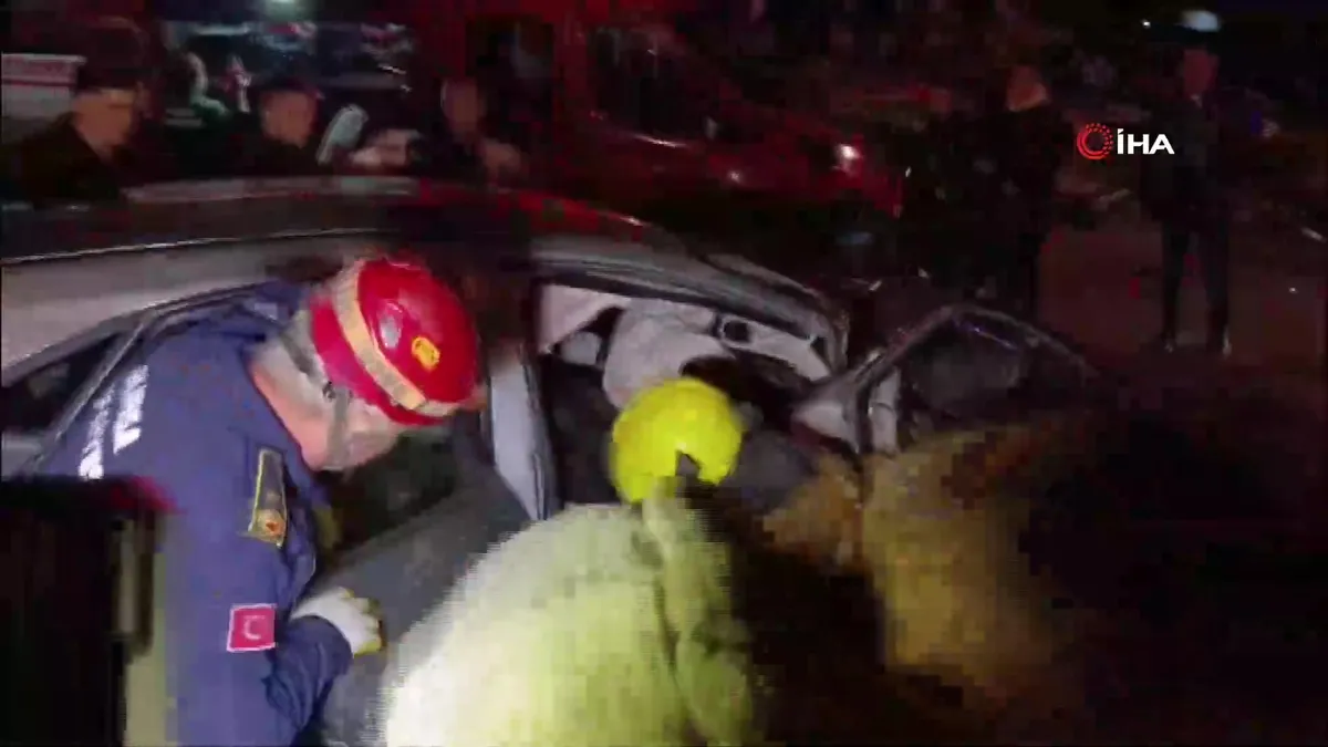 Bursa’da iki aracın kafa kafaya çarpıştı: 3 ağır yaralı | Video videosunu izle Bursa’da iki aracın kafa kafaya çarpıştı: 3 ağır yaralı | Video videosunu izle