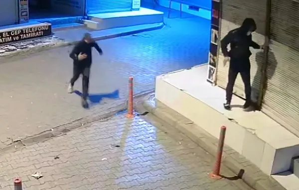 Hırsızlık anı güvenlik kamerasında