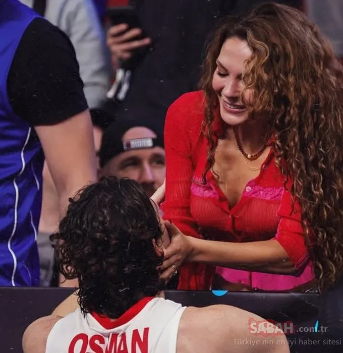 Cedi Osman mutluluğunu eşi Ebru Şahin’le paylaştı! Ünlü oyuncu gözyaşlarına hakim olamadı!