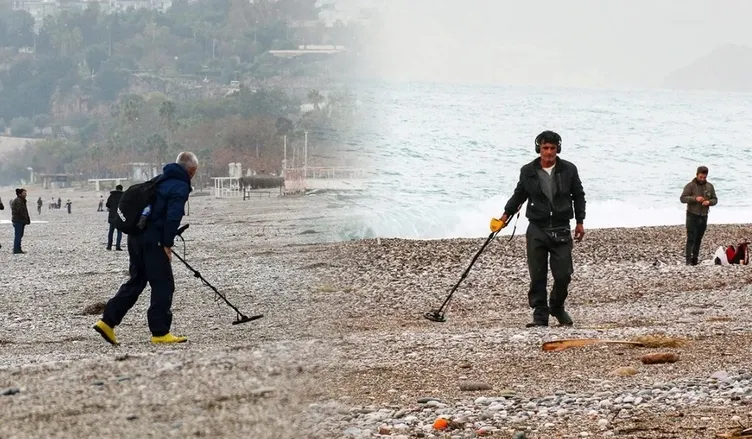 SON DAKİKA... Konyaaltı Sahili’nde şaşkına çeviren görüntü: Dedektör ile karış karış altın aradılar!