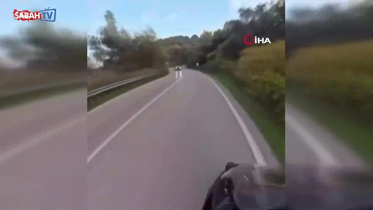 Motosikletinin saniyelerle ölümden kurtulduğu anlar kamerada | Video videosunu izle Motosikletinin saniyelerle ölümden kurtulduğu anlar kamerada | Video videosunu izle