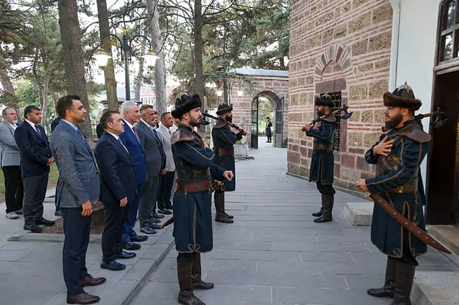 bakan-bolat-ertugrul-gazi-turbesini-ziyaret-etti-1787166822642.jpeg